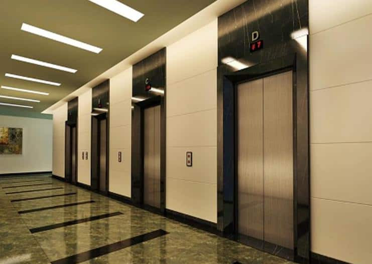 Khi ra ngoài, chỉ mở cửa bạn cần còn đóng tất cả các cánh cửa đang mở để ngăn đám cháy lan nhanh. Tuyệt đối không sử dụng thang máy khi xảy ra hoả hoạn. Đặt mu bàn tay lên cánh cửa, nếu thấy ấm thì không mở, không dùng lòng bàn tay để tránh bị bỏng. Nếu tay nắm cửa mát và không thấy khói quanh cửa, bạn có thể mở cửa chậm và cẩn thận tránh người, mặt sang một bên đề phòng lửa tạt. Khi mở cửa, nếu thấy lửa bùng lên hay có khói xông vào phòng thì đóng cửa thật nhanh, chặt. Tuyệt đối không nấp dưới gầm giường hoặc phòng, tủ để đồ vì sẽ rất khó khăn để lính cứu hoả tìm ra bạn. (Ảnh minh họa)