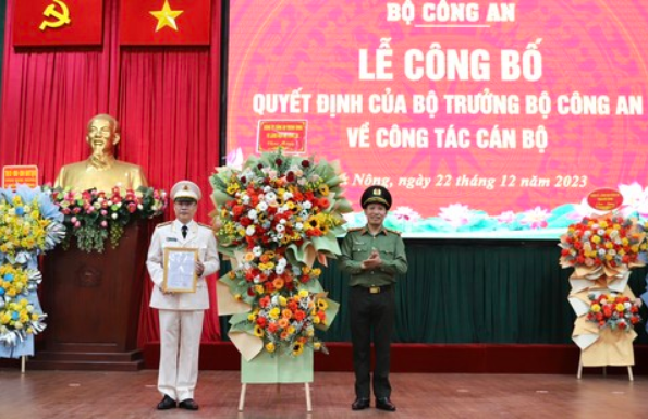 Thay mặt Đảng ủy Công an trung ương, Trung tướng Lê Văn Tuyến trao quyết định, tặng hoa chúc mừng Đại tá Nguyễn Thanh Liêm được cấp trên tin tưởng giao phó trọng trách mới.