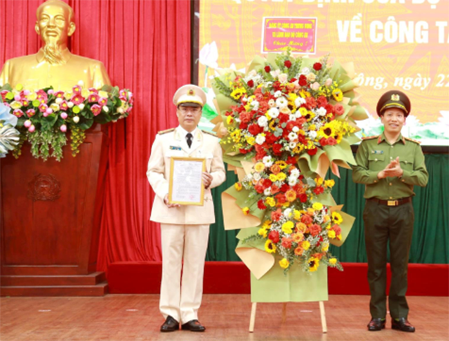 Chiều 22/12, Trung tướng Lê Văn Tuyến - thứ trưởng Bộ Công an - đã chủ trì lễ công bố Giám đốc Công an tỉnh Đắk Nông đối với Đại tá Nguyễn Thanh Liêm (48 tuổi, quê Hà Tĩnh) - nguyên Phó Giám đốc Công an tỉnh Hà Tĩnh.