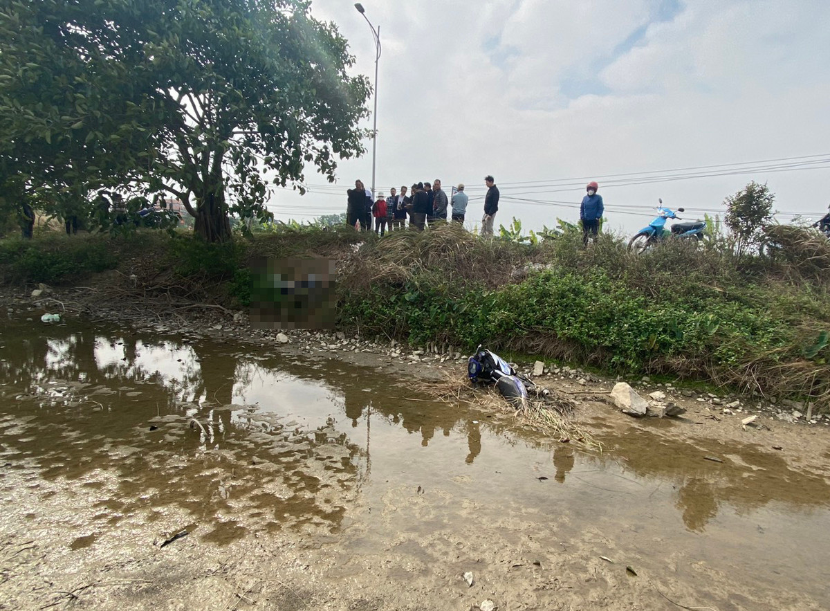 Hà Nam: Phát hiện thi thể nam thanh niên và xe máy dưới mương cạn Ha Nam: Phat hien thi the nam thanh nien va xe may duoi muong can