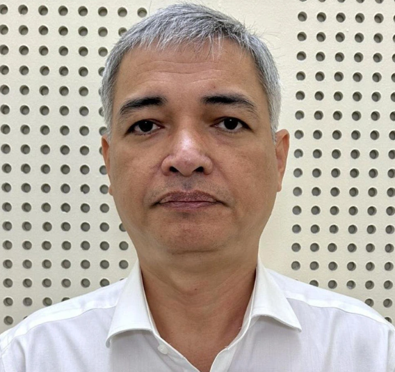 Ông Minh bắt đầu công tác tại Cục Thuế TP HCM từ tháng 12/1994. Từ năm 2002 đến 2015, ông đảm trách các chức vụ như chuyên viên phòng Thanh tra, Phó đội trưởng Đội 3 của phòng Thanh tra, Phó phòng Quản lý doanh nghiệp tự kê khai nộp thuế, Trưởng phòng Kiểm tra thuế số 1 trực thuộc Cục Thuế TP HCM.