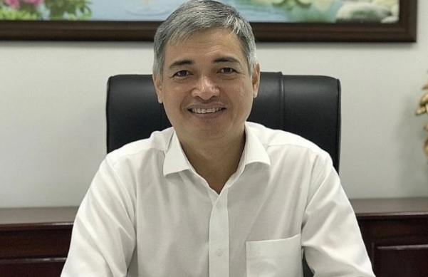 Trước khi bị bắt, ngoài cương vị Giám đốc Sở Tài chính TPHCM, ông Lê Duy Minh từng có nhiều năm công tác trong ngành thuế. Ông Lê Duy Minh sinh năm 1972, quê ở huyện Hương Trà, tỉnh Thừa Thiên Huế. Trình độ chuyên môn thạc sĩ Quản trị kinh doanh, cử nhân Ngoại ngữ, cao cấp Lý luận chính trị.