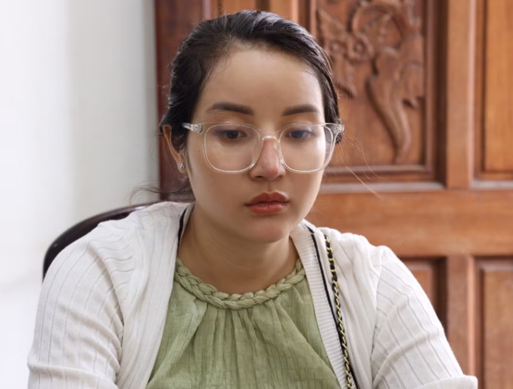  Hot girl lừa đảo dùng giấy tờ giả trốn truy nã: Ngày 29/3/2023, Cơ quan CSĐT Công an thị xã Hòa Thành (Tây Ninh) đã tạm giam Nguyễn Thị Kim Huê (SN 1998, ngụ xã Trường Tây, thị xã Hòa Thành) để điều tra, làm rõ về hành vi lừa đảo chiếm đoạt tài sản và sử dụng tài liệu giả. Tại cơ quan Công an, Huê khai nhận: Sau khi bị cơ quan CSĐT Công an thị xã Hòa Thành khởi tố về hai hành vi trên, Huê đã bỏ trốn khỏi địa phương. Huê sử dụng giấy CCCD giả mang tên Thẩm Thụy Ngọc Quyên (SN 1990, ngụ quận 6, TP HCM), rồi đến tỉnh Sóc Trăng lẩn trốn cho đến khi bị bắt. 