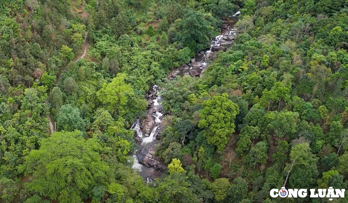 Ngam ve dep hung vi, hoang so cua thac Khe Van Binh Lieu
