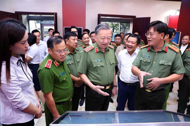 6. Tiếp tục khẳng định vai trò nòng cốt trong chuyển đổi số quốc gia. Chuyển mạnh từ thủ công sang ứng dụng khoa học công nghệ trong quản lý Nhà nước về an ninh, trật tự, cải cách tối đa thủ tục hành chính, phục vụ tốt nhất cho doanh nghiệp và người dân. (Ảnh minh họa)