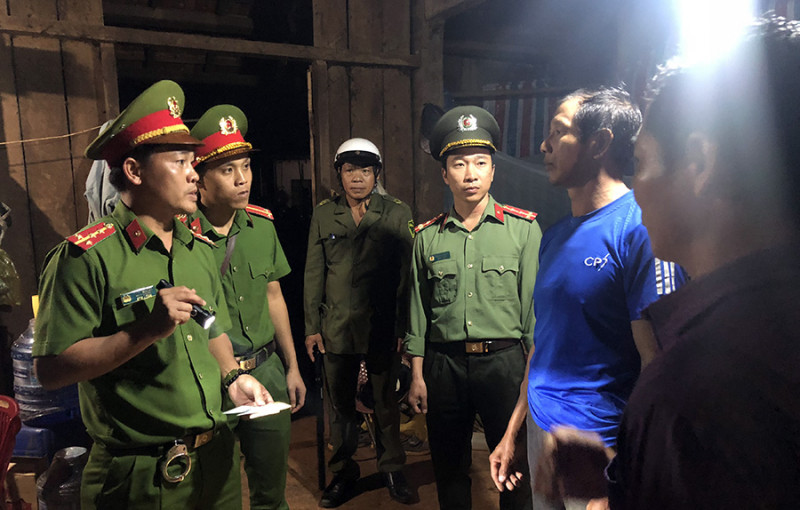 3. Gắn kết chặt chẽ phong trào toàn dân bảo vệ an ninh Tổ quốc với công tác an sinh xã hội. Tổ chức hiệu quả hoạt động xóa đói giảm nghèo, với tinh thần "không để ai bị bỏ lại phía sau", qua đó tạo chuyển biến tích cực góp phần nâng cao đời sống người dân và ổn định tình hình an ninh, trật tự ở cơ sở. (Ảnh minh họa)