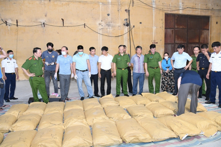 5. Đấu tranh, trấn áp, triệt phá nhiều đường dây mua bán, vận chuyển ma túy lớn, xuyên quốc gia, thu giữ số lượng ma túy lớn. (Ảnh minh họa)