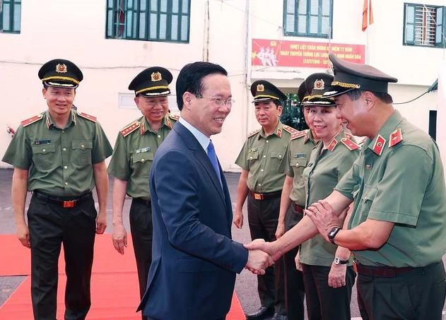 2. Giữ vững an ninh quốc gia. Qua đó, góp phần duy trì môi trường hòa bình, ổn định, bảo đảm cao nhất bên trong yên bình, vững chãi, thuận lợi, tạo lực hấp dẫn thu hút mạnh mẽ các nước muốn làm bạn, làm ăn với Việt Nam. Bảo vệ tuyệt đối an ninh, an toàn 2.351 cuộc, lượt hoạt động của các đồng chí lãnh đạo Đảng, Nhà nước, 138 sự kiện đặc biệt quan trọng, 65 đoàn khách quốc tế. (Ảnh minh họa)