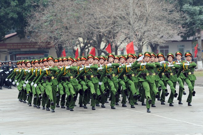 8. Tiếp tục xây dựng lực lượng Công an nhân dân tinh, gọn, mạnh gắn với xây dựng cơ chế bảo vệ lực lượng Công an. Kiện toàn tổ chức bộ máy bên trong, giảm 300 đơn vị cấp phòng, 1.300 đơn vị cấp đội. Xây dựng Công an xã, phường, thị trấn đủ sức đáp ứng yêu cầu, nhiệm vụ bảo đảm an ninh, trật tự ở cơ sở. (Ảnh minh họa)