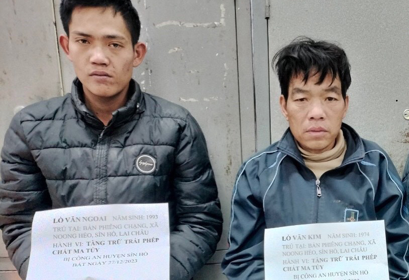 Bắt 2 kẻ cho ma túy vào bao cao su rồi nhét vào hậu môn Bat 2 ke cho ma tuy vao bao cao su roi nhet vao hau mon