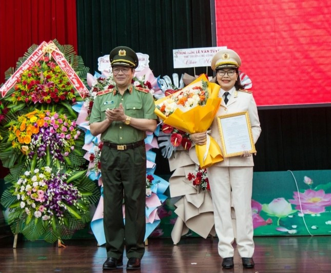 Chiều 22/12, Công an tỉnh Đắk Lắk tổ chức Lễ công bố Quyết định của Bộ trưởng Bộ Công an về việc điều động Phó Giám đốc Công an tỉnh Đắk Lắk. Thừa ủy quyền của Bộ trưởng Bộ Công an, thiếu tướng Lê Vinh Quy - Giám đốc Công an tỉnh Đắk Lắk - công bố và trao Quyết định về việc điều động Thiếu tướng Nguyễn Thị Xuân (Phó Cục trưởng Cục Pháp chế và cải cách hành chính, tư pháp - Bộ Công an) đến nhận công tác và giữ chức vụ Phó Giám đốc Công an tỉnh Đắk Lắk.