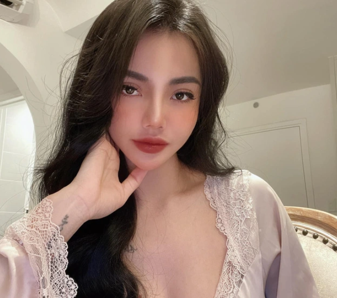 Rạng sáng 16/8, anh N. đưa An về nhà ở phường 3, quận Phú Nhuận. Sau đó, anh N. dùng điện thoại chuyển vào cho An 20 triệu đồng thì An mượn thêm 20 triệu đồng nữa. Quá trình anh N. chuyển tiền qua tài khoản, An nhớ mật khẩu. Sau đó, khi anh N. ngủ, An lấy điện thoại của anh N. vào app chuyển 7 lần tiền với số tiền là 168 triệu đồng vào 2 tài khoản là của An và một người bạn ở ngân hàng Techcombank. Đến 5h ngày 17/8, An ra về rồi lấy luôn điện thoại của anh N.. Anh N. sau đó phát hiện mất điện thoại và tiền trong tài khoản nên báo cho công an.