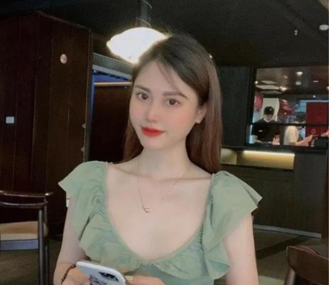 Hotgirl cầm đầu đường dây môi giới mại dâm giá hàng nghìn USD: Ngày 31/8/2022, Cục Cảnh sát hình sự (C02) Bộ Công an cho biết, C02 vừa phối hợp Công an TP. Hà Nội triệt phá đường dây môi giới mại dâm qua mạng xã hội do "tú bà" Nguyễn Thị Hương Giang (SN 1998, thường trú huyện Ninh Giang, Hải Dương) cầm đầu. Tại cơ quan công an, Giang khai từng tốt nghiệp Đại học. Giang được đánh giá là một cô gái xinh đẹp, cao ráo lại có học thức nên rất dễ dàng chiếm được cảm tình của nhiều người. Sau khi ra trường, năm 2019, Giang làm việc cho một công ty tổ chức sự kiện nên có nhiều mối quan hệ xã hội.