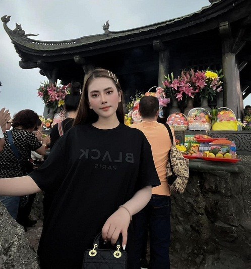 Trước khi bị bắt, Như Quỳnh thường xuyên chia sẻ những hình ảnh giản dị khi đi chùa cầu bình an và may mắn. Ngoài ra, Quỳnh thường đăng tải những chuyến du lịch sang chảnh tại nhiều địa danh nổi tiếng trên thế giới.