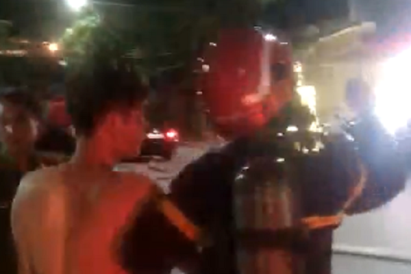 Canh sat Hai Phong kip thoi giai cuu 3 nguoi dan mac ket trong dam chay-Hinh-2