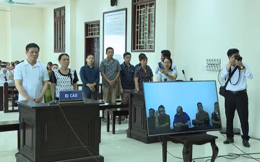 Hai bị can Lẫm và Quyết cũng được thay đổi biện pháp ngăn chặn thành bảo lãnh, cấm đi khỏi nơi cư trú sau gần 2 năm bị tạm giam.