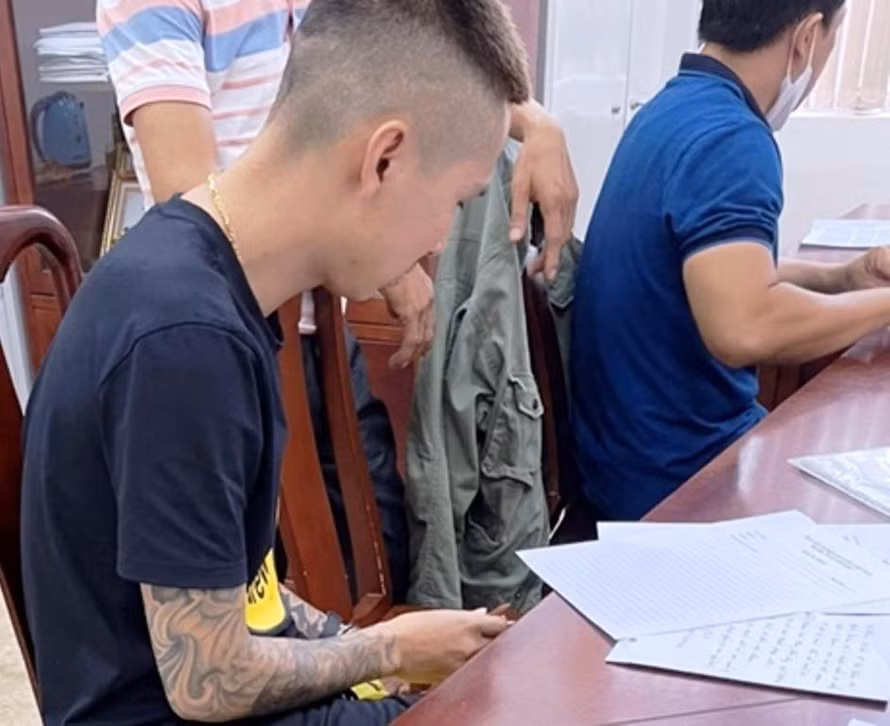  “Ship” ma tuý liên tỉnh bằng xe khách: Công an tỉnh Thừa Thiên Huế vừa bắt hai đối tượng Nguyễn Văn Hồng Quân (SN 1985, tạm trú ở TP Huế) và Trương Đình Nhật Minh (SN 1997, trú phường Xuân Phú, TP Huế). Quân và Minh đã cấu kết bán ma túy. Quân thậm chí lấy ma túy từ Quảng Trị, Đà Nẵng qua đường xe khách bán lên tận Lạng Sơn. Khám xét nơi ở của Minh thu 131 viên nén, 1 gói tinh thể màu trắng nghi thuốc lắc. Khám xét nơi ở của Quân, cảnh sát thu giữ hơn 1,1 kg ma túy tổng hợp. 