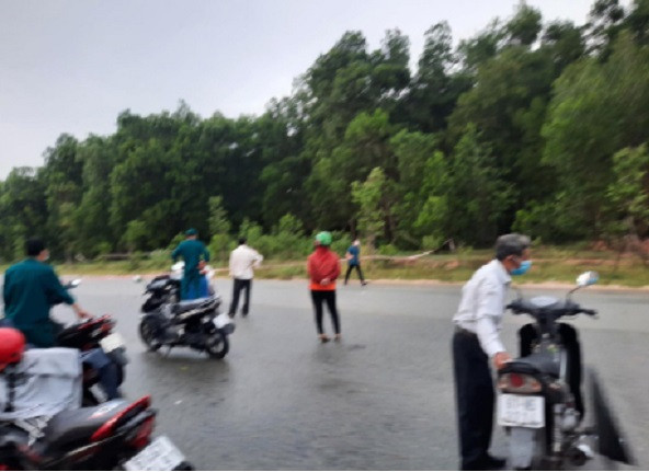  Thi thể nam giới bị dao găm vào bụng trong vườn tràm: Tối 6/6, người dân phát hiện một người đàn ông đã tử vong với con dao găm trên dụng tại vườn cây tràm bên cạnh đường N17, phường Thới Hòa, TX Bến Cát, Bình Dương. Cảnh sát đã vào cuộc điều tra ngay khi nhận được tin báo.