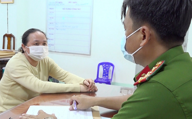  Đưa bạn mượn xe đi cầm, con dâu báo mẹ chồng bị cướp: Ngày 2/6, bà Nguyễn Thị Thúy Diễm (SN 1980, trú tại thị trấn Cái Dầu, huyện Châu Phú, An Giang) trình báo cơ quan công an về việc bị 3 đối tượng xông vào nhà khống chế cướp xe mô tô. Tuy nhiên, sau đó, cảnh sát xác định bà Diễm báo tin bị cướp giả, không đúng sự thật. Bà Diễm khai rằng, cho bạn mượn xe đi cầm cố sợ mẹ chống hỏi nên đã dựng lên vụ cướp giả trên. Bà Diễm đang bị xử lý về hành vi báo thông tin giả.