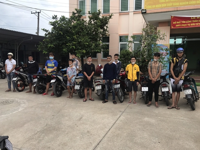  50 “quái xế” dùng khẩu trang che biển số đua xe ở Bình Dương: Chiều 6/6, hơn 50 “quái xế” tiếp tục tụ tập đua xe trên Đại lộ Bình Dương thuộc phường Vĩnh Phú, TP Thuận An. Phòng CSGT Công an tỉnh Bình Dương đã bố trí lực lượng chốt chặn, bắt và tạm giữ được 9 phương tiện với 10 đối tượng. Sáng cùng ngày, Công an TP Thủ Dầu Một ngăn chặn hơn 100 “quái xế” tụ tập đua xe trái phép ở đường Lê Lợi, phường Hòa Phú và lập biên bản xử lý 20 đối tượng.