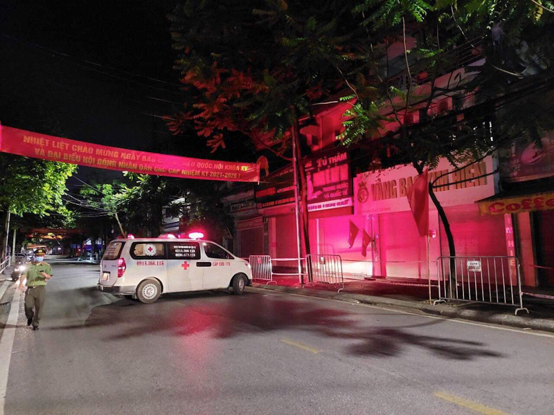 Xu phat vo chong F0 o Hai Duong khong deo khau trang, nho nuoc bot