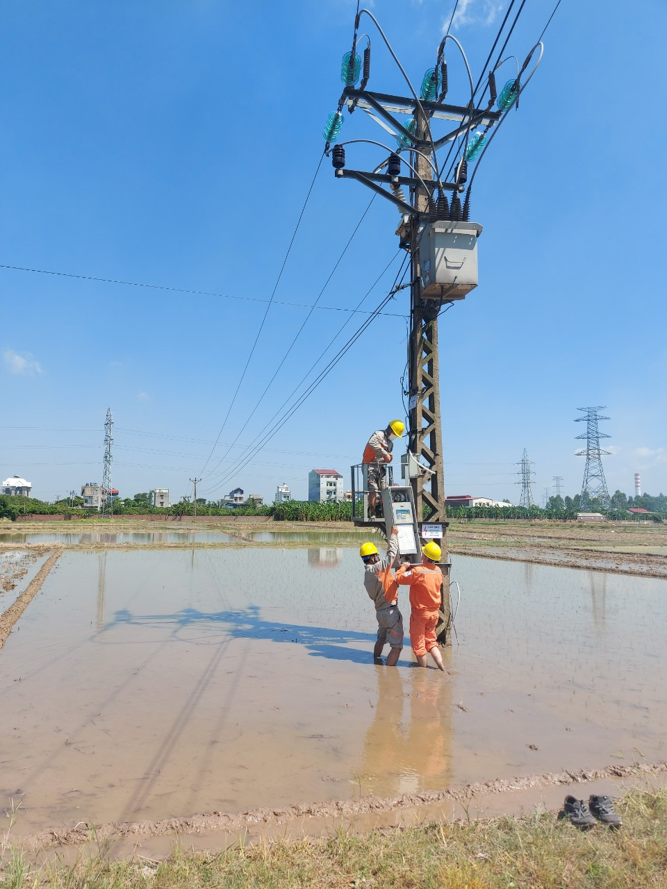 Để giảm bớt lượng điện năng tiêu thụ và chi phí tiền điện khi phải sử dụng điều hòa nhiệt độ, thiết bị làm lạnh mùa nắng nóng, PC Hải Dương mong muốn khách hàng nên cài nhiệt độ điều hòa trong phòng chênh lệch không quá nhiều so với nhiệt độ ngoài trời (khoảng 5 độ C).