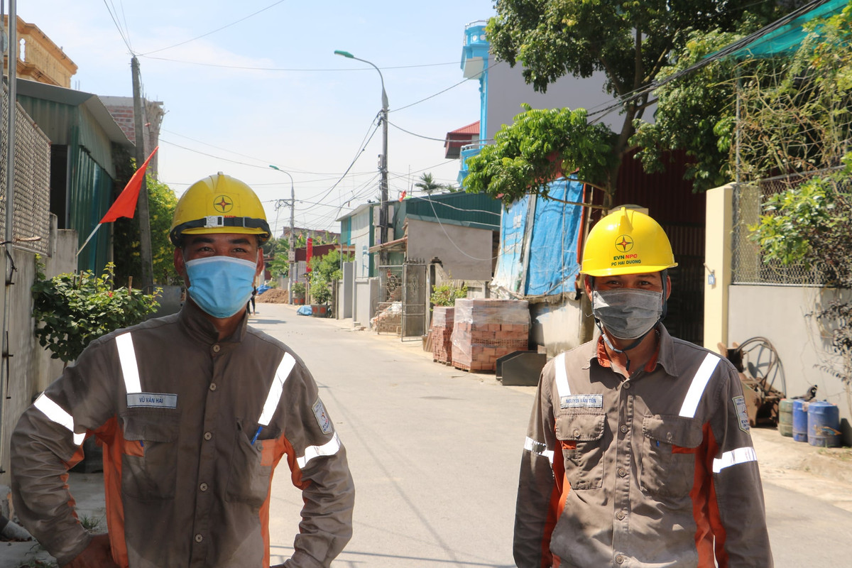 Nếu người dân nâng cao ý thức sử dụng điện tiết kiệm trong mùa nắng nóng, các công nhân điện lực sẽ đỡ vất vả hơn.