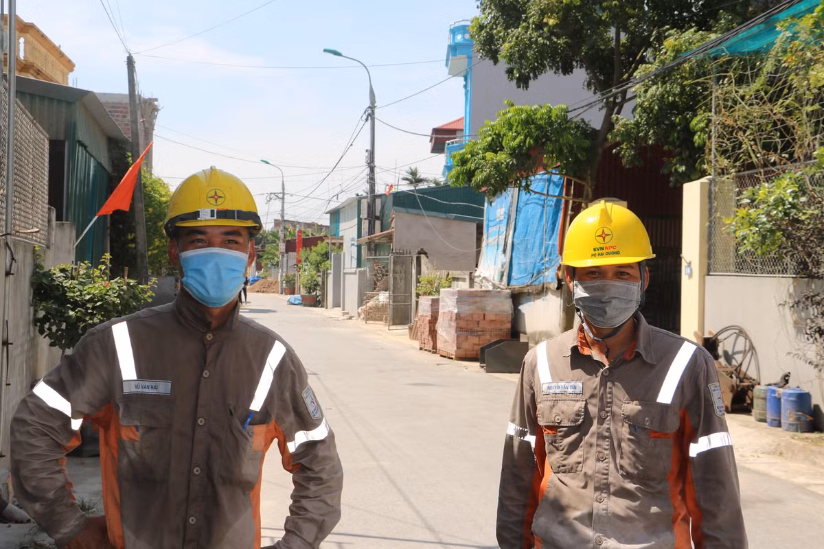 Nếu người dân nâng cao ý thức sử dụng điện tiết kiệm trong mùa nắng nóng, các công nhân điện lực sẽ đỡ vất vả hơn.