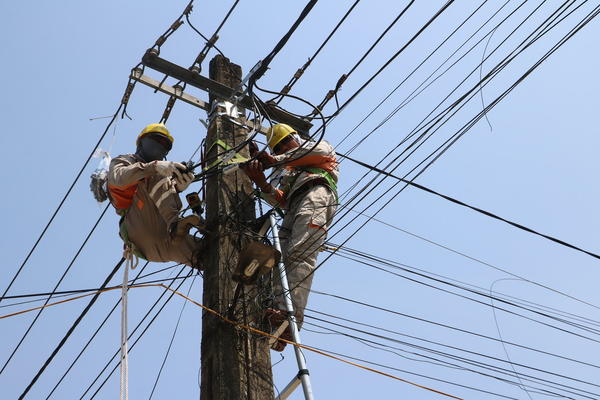 Dưới nắng nóng gay gắt, làm việc trong nhà cũng cảm thấy vô cùng khó chịu. Tuy nhiên, những công nhân điện lực phải làm việc dưới nắng nóng ngoài trời trực tiếp, thậm chí ban trưa, nhiệt độ cao đỉnh điểm hơn 40 độC, họ vẫn đi leo cột điện, kéo dây… 