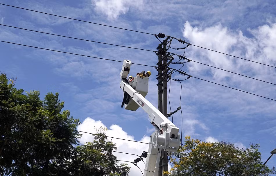 Nhiệt độ ngoài trời trên 40 độ nhưng họ vẫn phải leo cột điện.