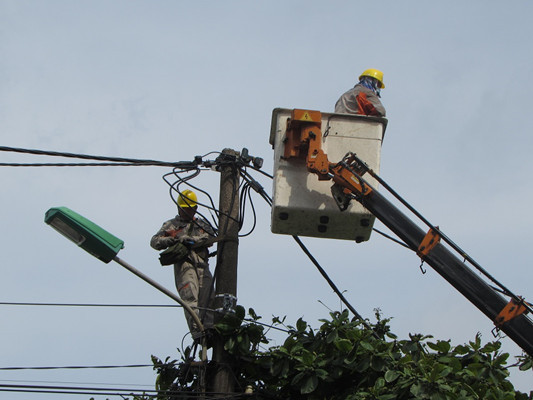 Công nhân điện lực làm việc dưới thời tiết nắng gay gắt.