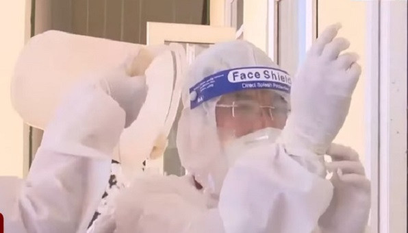 Dội nước đá lạnh lên người. Ảnh từ clip VTV