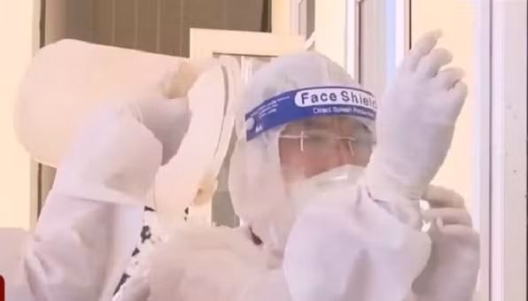 Dội nước đá lạnh lên người. Ảnh từ clip VTV