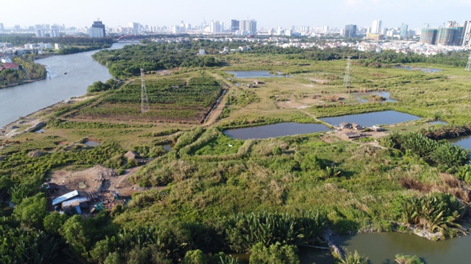 Trước đó, trong năm 2020, Cơ quan An ninh điều tra Công an TP Hồ Chí Minh đã ra quyết định khởi tố bị can, lệnh bắt tạm giam đối với ông Trần Công Thiện, nguyên Tổng giám đốc; ông Nguyễn Văn Minh, nguyên Chủ tịch HĐTV Công ty Tân Thuận; ông Trần Tấn Hải, Phó Tổng giám đốc công ty, Nguyễn Thị Ngọc Bích (Kế toán trưởng), Nguyễn Hoàng Việt và Nguyễn Xuân Tùng (cả hai đều là Kiểm soát viên) về cùng tội danh trên. (Ảnh khu đất 32ha Phước Kiển - Nguồn: CAND)