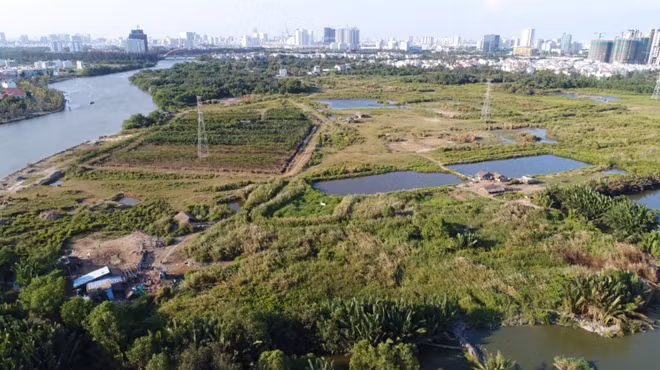 Trước đó, trong năm 2020, Cơ quan An ninh điều tra Công an TP Hồ Chí Minh đã ra quyết định khởi tố bị can, lệnh bắt tạm giam đối với ông Trần Công Thiện, nguyên Tổng giám đốc; ông Nguyễn Văn Minh, nguyên Chủ tịch HĐTV Công ty Tân Thuận; ông Trần Tấn Hải, Phó Tổng giám đốc công ty, Nguyễn Thị Ngọc Bích (Kế toán trưởng), Nguyễn Hoàng Việt và Nguyễn Xuân Tùng (cả hai đều là Kiểm soát viên) về cùng tội danh trên. (Ảnh khu đất 32ha Phước Kiển - Nguồn: CAND)