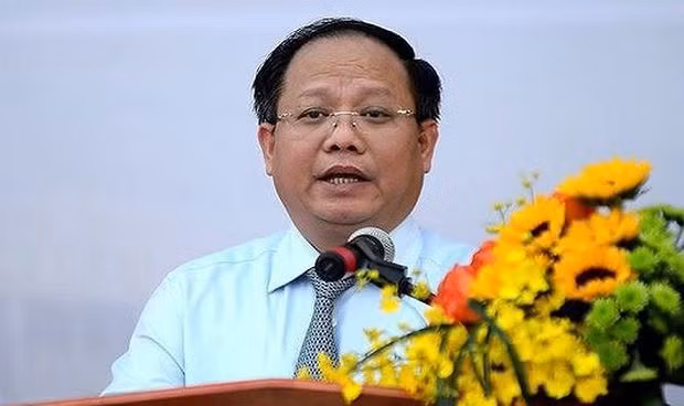 Trước khi bị khởi tố liên quan vụ án trên, ông Tất Thành Cang đã bị khởi tố về tội “Vi phạm quy định về quản lý, sử dụng tài sản Nhà nước gây thất thoát, lãng phí”, trong vụ sai phạm ở Công ty Phát triển Nam Sài Gòn (tức Sadeco) bán rẻ 9 triệu cổ phần cho Công ty Nguyễn Kim để doanh nghiệp Nhà nước rơi vào tay tư nhân.