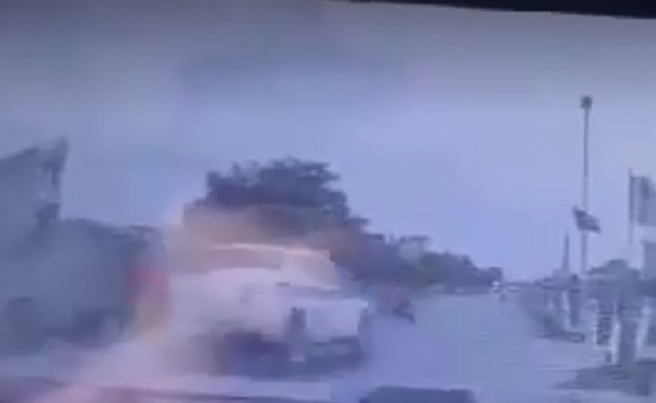 Thời điểm trên, xe ô tô BKS 34A-003.97 do Vũ Thành C., sinh năm 1977, trú tại Hoàng Quốc Việt, TP Hải Dương điều khiển hướng huyện Gia Lộc đi huyện Thanh Miện đã va chạm với xe máy điện (không có BKS) do cháu Đ.T.N.L, sinh năm 2007, trú tại thôn Đĩnh Đào, xã Đoàn Thượng, huyện Gia Lộc điều khiển hướng ngược chiều chuyển hướng sang đường vào thôn Đươi, xã Đoàn Thượng, huyện Gia Lộc.