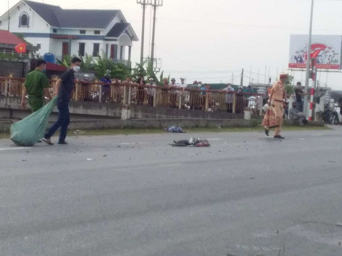 Về nguyên tắc thì khi tham gia giao thông, mọi người đều phải tuân thủ quy định của Luật giao thông đường bộ để đảm bảo an toàn cho bản thân và các phương tiện giao thông khác. Với các phương tiện giao thông là xe ưu tiên thì sẽ được quyền ưu tiên trong những trường hợp mà luật có quy định (trường hợp xe cảnh sát dẫn đường hoặc trường hợp xe cảnh sát đang thực hiện nhiệm vụ khẩn cấp, có còi đèn...). 