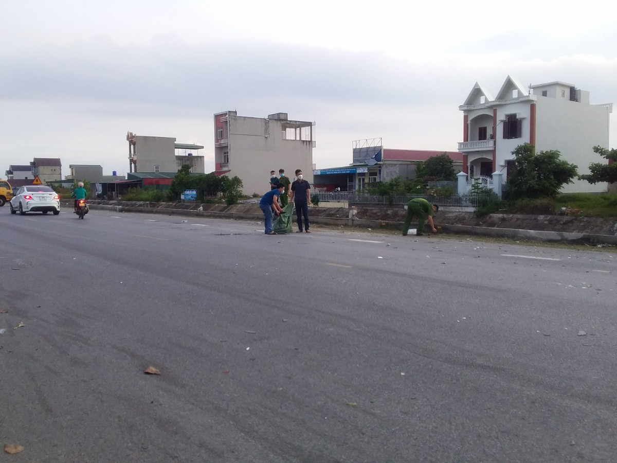 Phân tích từ clip ghi lại vụ việc, luật sư Cường cho biết, cháu bé học sinh đi ở phía đường ngược chiều và có thể đang sang đường. Cơ quan chức năng sẽ làm rõ thời điểm cháu bé chuyển hướng là thời điểm nào, khi đó khoảng cách giữa hai xe là bao nhiêu, người lái xe trong tình huống đó có kịp quan sát và xử lý tình huống hay không? Đồng thời sẽ làm rõ tốc độ của người điều khiển xe ô tô xem có tuân thủ quy định về tốc độ đối với đoạn đường đó không? 