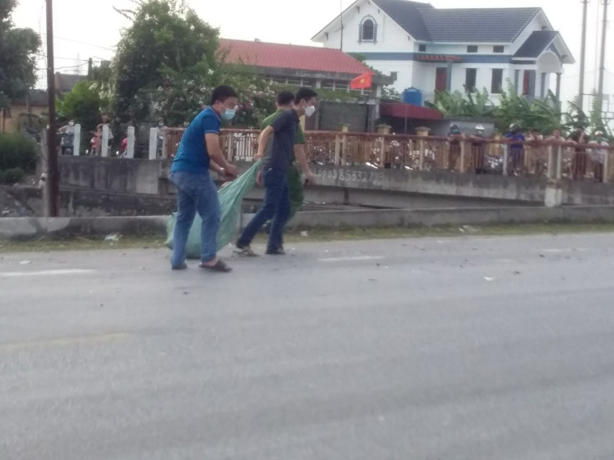 Trường hợp xe cảnh sát giao thông đang đi tuần tra kiểm soát thực hiện nhiệm vụ thông thường thì vẫn phải tuân thủ quy định pháp luật về làn đường, về tốc độ và người lái xe phải chú ý quan sát. 