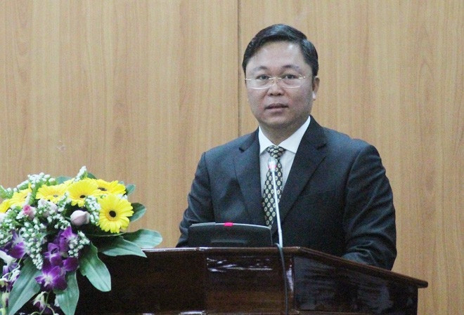 Ông Lê Trí Thanh (50 tuổi, quê quán xã Điện Hồng, thị xã Điện Bàn, tỉnh Quảng Nam) có bằng cử nhân ngành ngân hàng, cử nhân luật kinh tế và thạc sĩ chính sách công. 