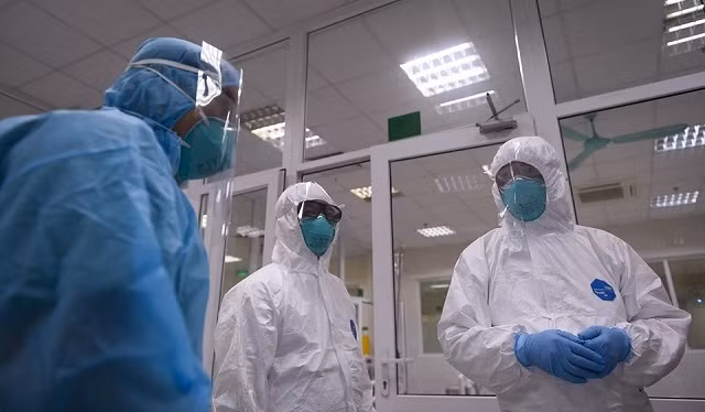  28 cán bộ y tế trở thành F0 trong khu điều trị COVID-19: UBND tỉnh Bắc Giang vừa cho biết, Bắc Giang ghi nhận 28 trường hợp F0 là các cán bộ y tế làm việc trong khu điều trị bệnh nhân F0 Fuji thông qua lấy mẫu định kỳ. Hiện Bắc Giang lấy được tổng cộng 1.280.889 mẫu xét nghiệm, đã chạy 1.259.358 mẫu. Ngoài ra, các địa phương còn lấy mẫu xét nghiệm tầm soát cộng đồng với 546.115 mẫu. Ảnh minh họa.