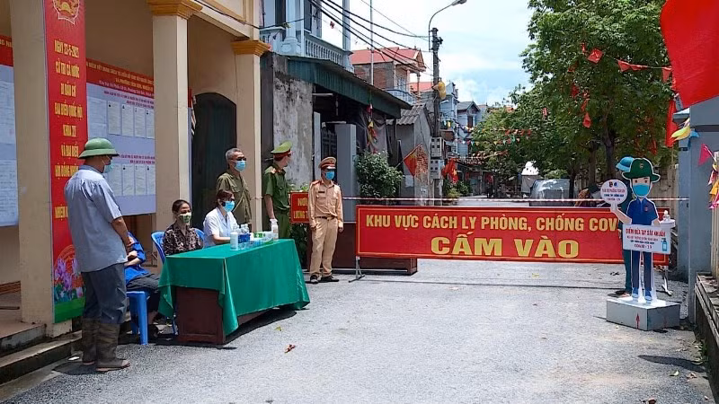  Chủ tịch xã ở Bắc Giang bị đình chỉ do lơ là phòng dịch: Ngày 6/6, UBND huyện Yên Dũng cho biết, đã ký quyết định tạm đình chỉ công tác 15 ngày đối với ông Trần Văn Học, Chủ tịch UBND xã Tiền Phong, vì lơ là phòng, chống dịch COVID-19. Ông Học bị đình chỉ công tác do liên quan đến ca dương tính với SARS-CoV-2 tại thôn An Thịnh (xã Tiền Phong).