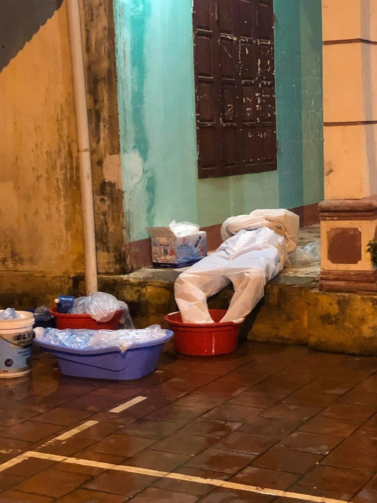 Hay ngâm chân vào đá lạnh sau thời gian tác nghiệp trong bộ đồ bảo hộ.