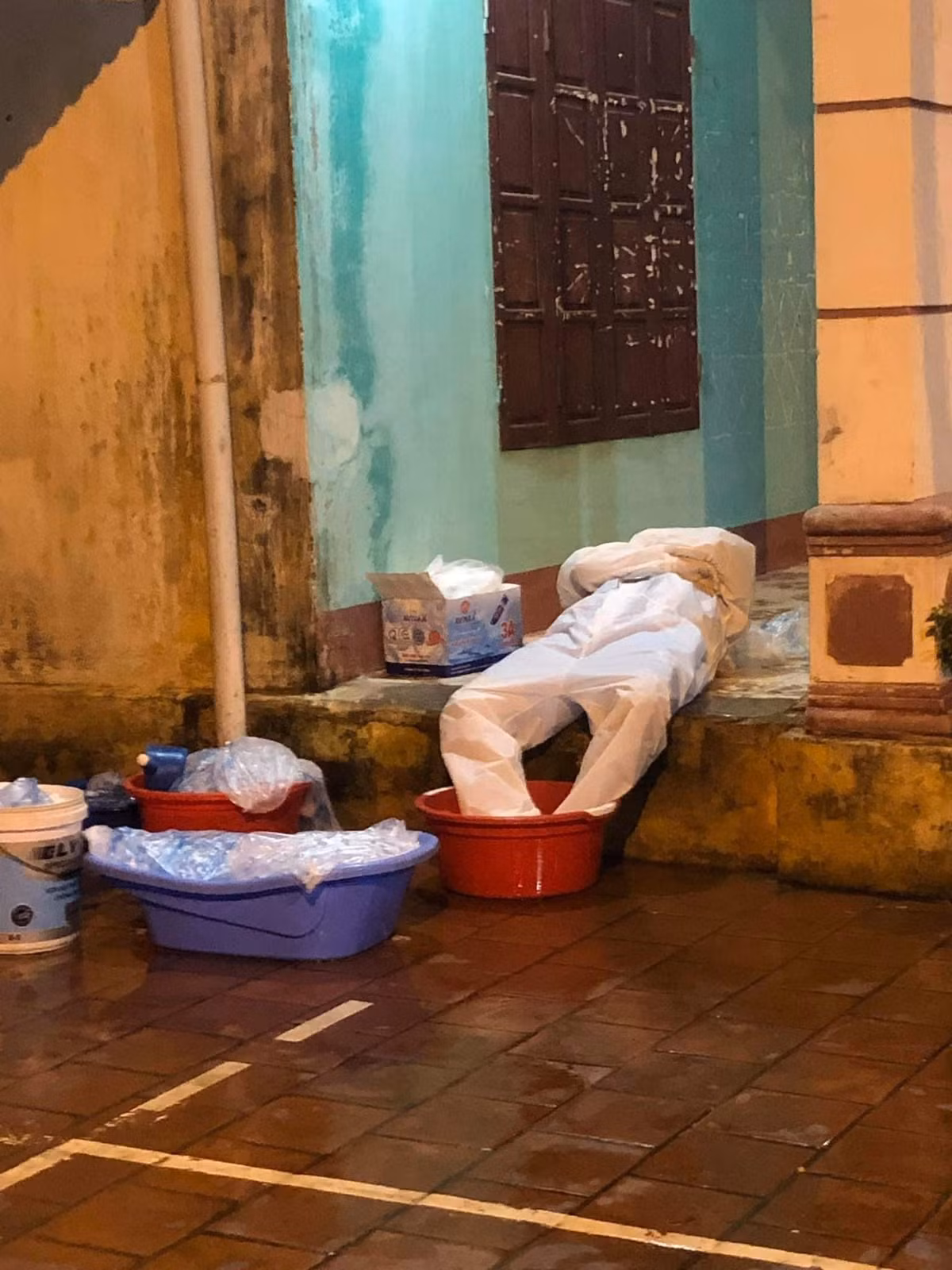 Hay ngâm chân vào đá lạnh sau thời gian tác nghiệp trong bộ đồ bảo hộ.