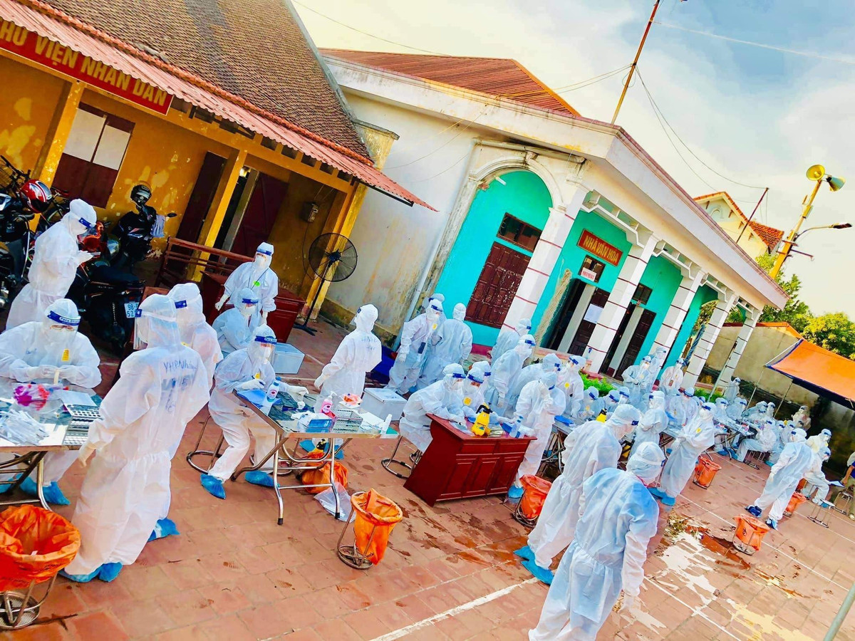 Những ngày qua, dưới thời tiết nắng nóng khắc nghiệt từ 37 đến 40 độ C, tại tâm dịch Bắc Giang, Bắc Ninh, nhiều nhân viên y tế tác nghiệp lấy mẫu test nhanh hằng ngày cho người dân trong bộ đồ bảo hộ kín mít để phòng dịch khiến nhiều người xót xa.