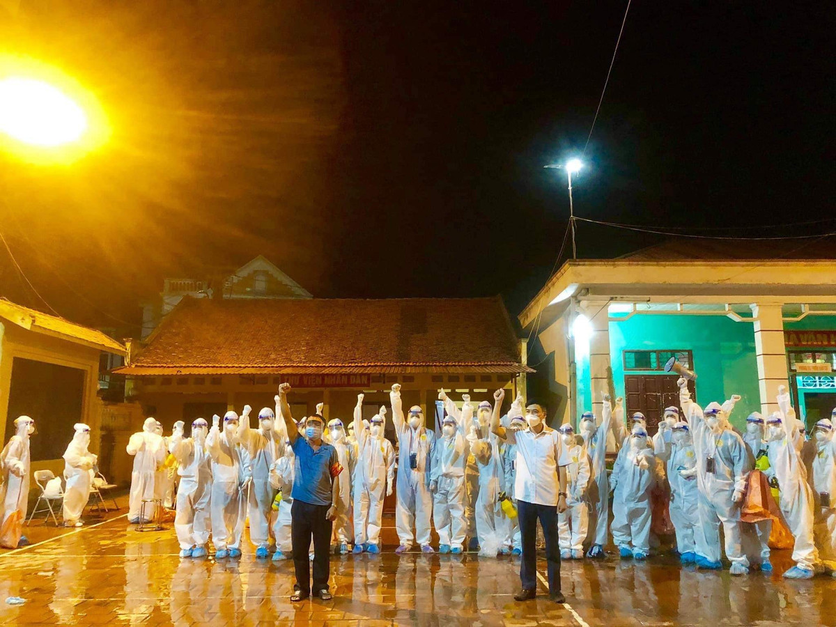 Dù tác nghiệp dưới thời tiết khắc nghiệt nhưng không làm nản lòng các nhân viên y tế. Khi nào Bắc Giang hết dịch, họ mới trở về.