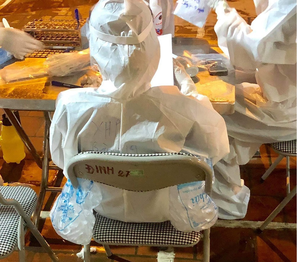 Đeo túi đá lạnh trên lưng.