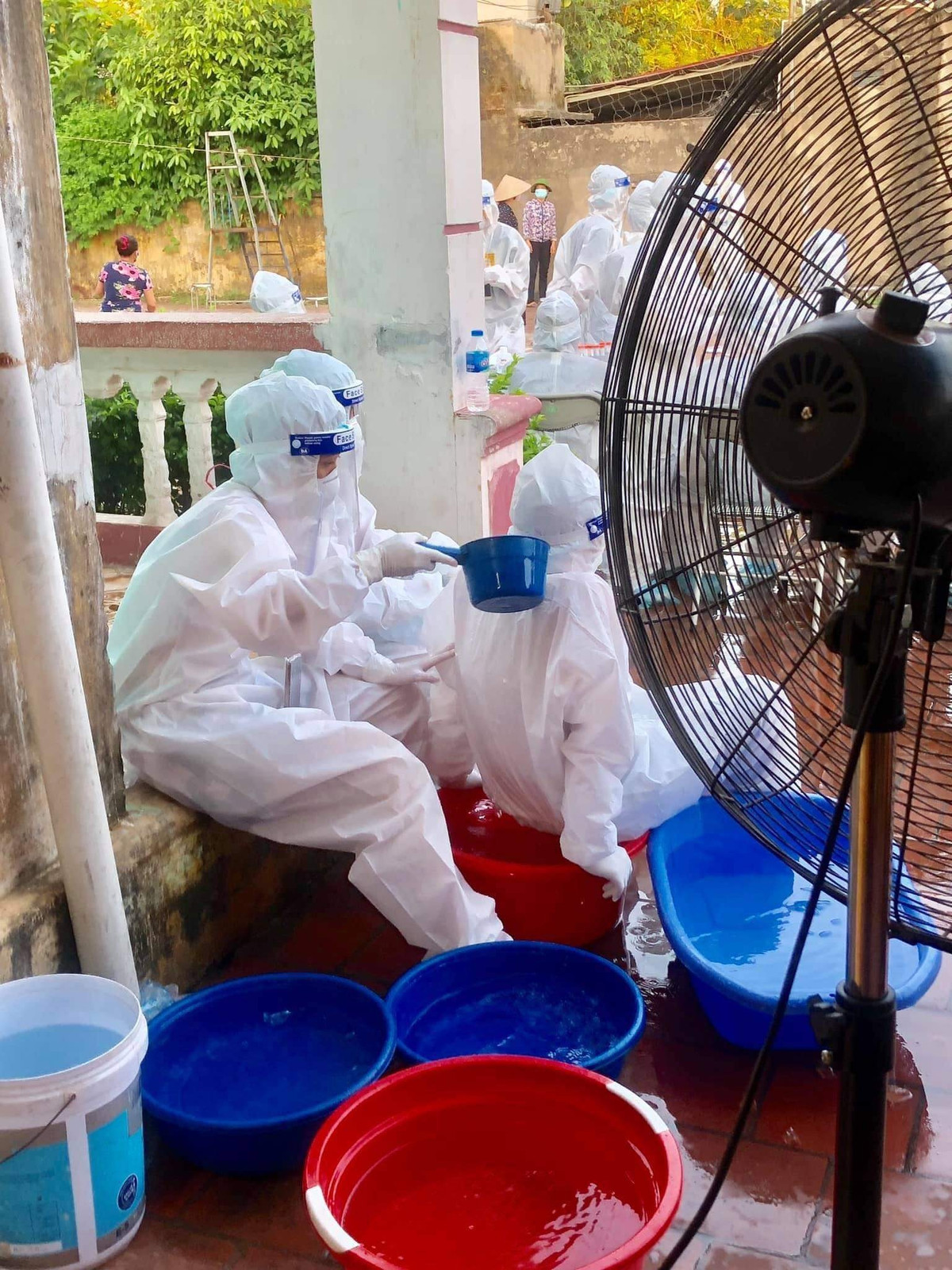 Nhiều nhân viên y tế phải dội nước lạnh lên người để giảm nhiệt.