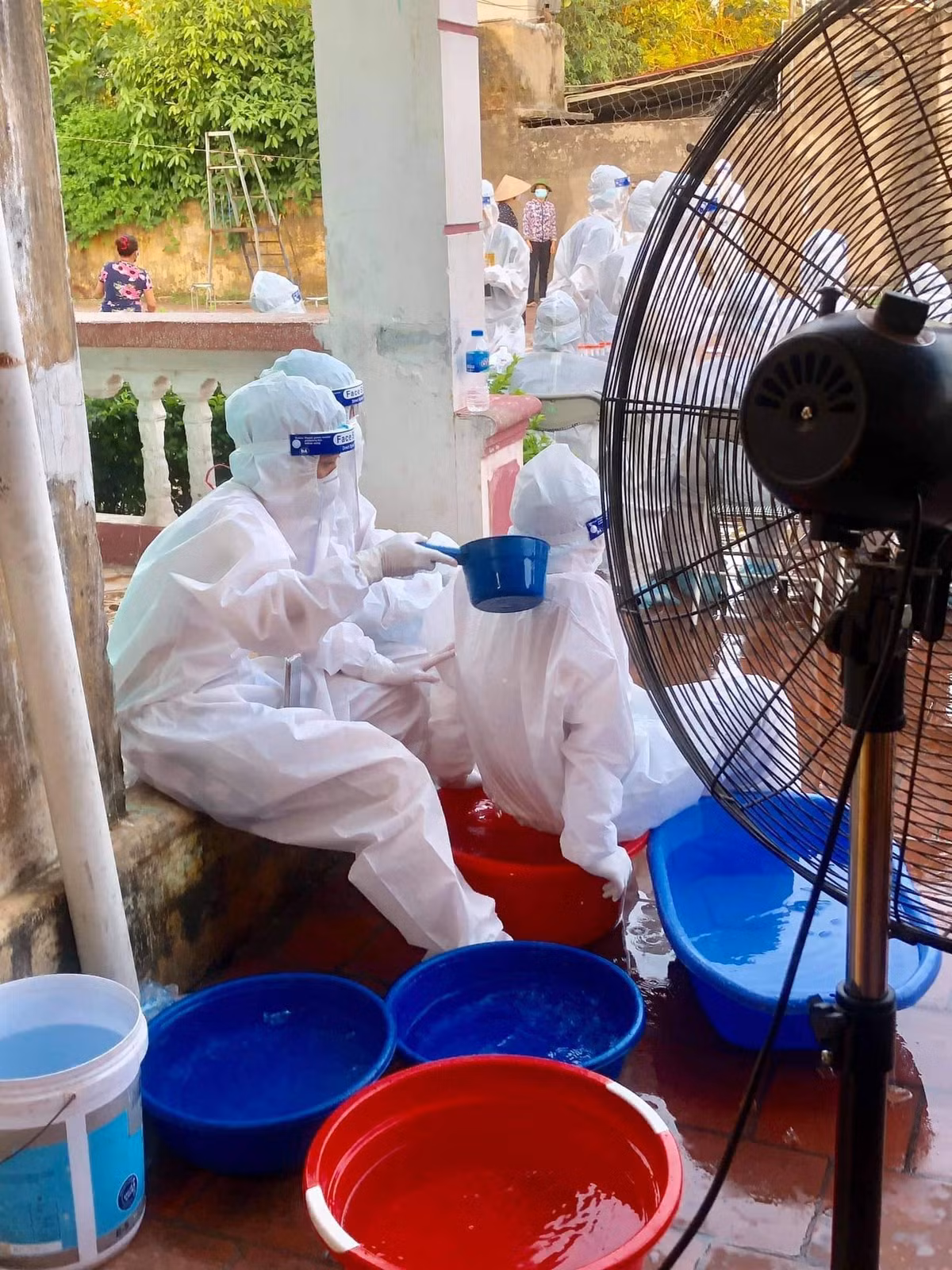 Nhiều nhân viên y tế phải dội nước lạnh lên người để giảm nhiệt.